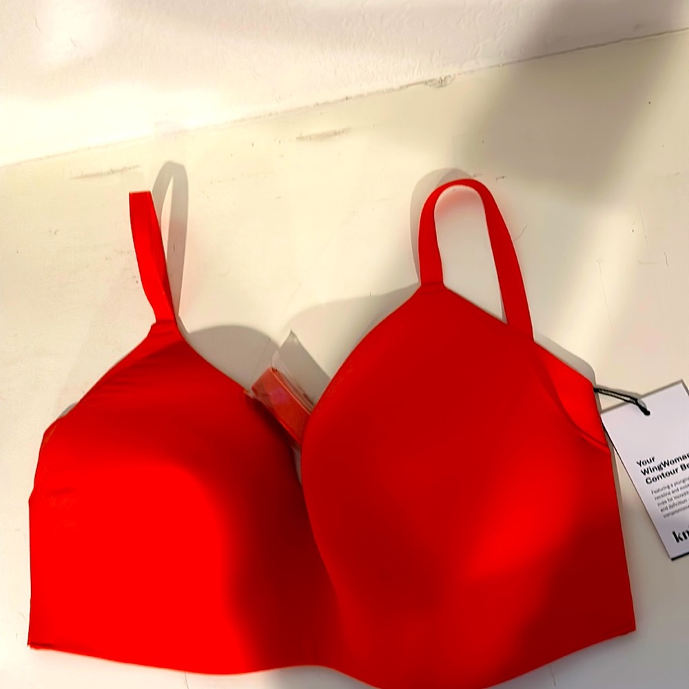 Brand new Knix WingWoman Wireless Contour Bra in Poppy. Size 8.